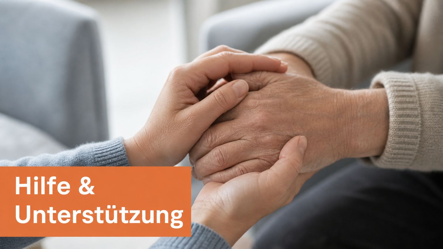 Eine helfende Hand hält sanft die Hand einer älteren Person als Symbol für Fürsorge und Unterstützung.