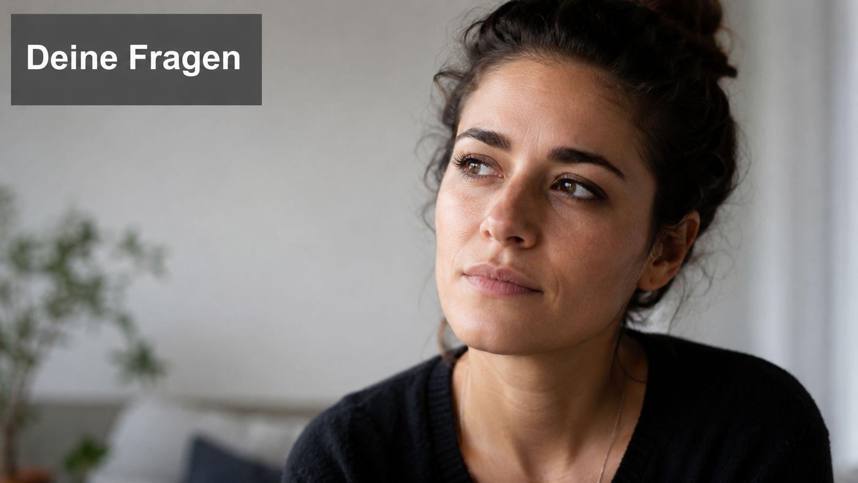 Eine nachdenklich schauende Frau blickt in die Ferne während eines beratenden Gesprächs über gesundheitliche Themen.