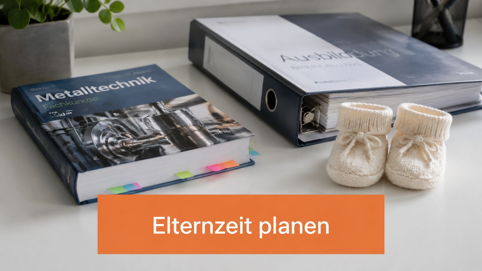 Ein Fachbuch über Metalltechnik, ein Ausbildungsordner und kleine Babyschuhe stehen auf einem Schreibtisch bereit für die Elternzeitplanung.